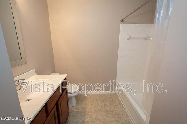 Building Photo - 2704 Bradford Commons Dr