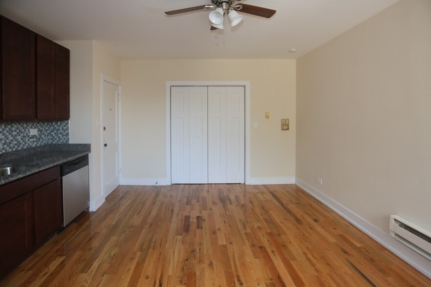 Building Photo - 852 W Diversey Pkwy