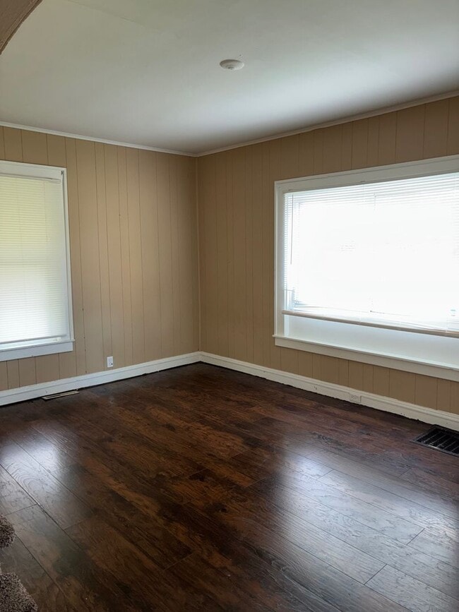 Building Photo - Charming 3-Bedroom Property in Prime Location