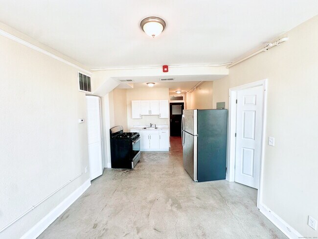 Building Photo - 77 Bank St