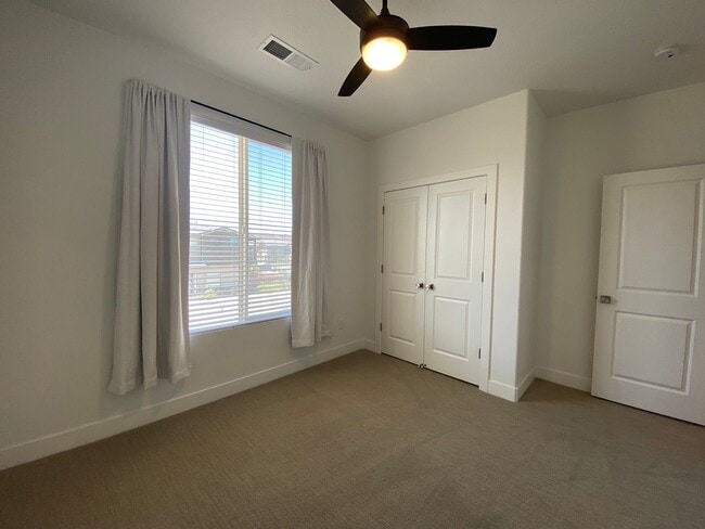 Building Photo - SPACIOUS TOWNHOME AVAILABLE FOR RENT