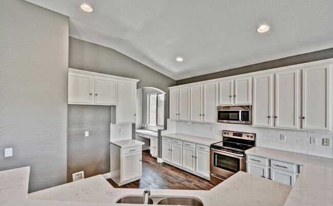 Building Photo - 14284 W Woodbridge Ave