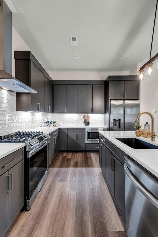 Building Photo - Modern 3 Bed, 3.5 Bath Townhome with Attached Garage / 3 Bed & 3.5 Bath / Pet-friendly / Coming S...