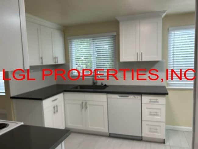 Building Photo - 1470 Pebblewood Dr