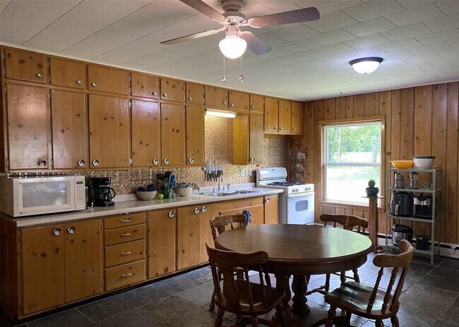 Building Photo - 210 S Bird St