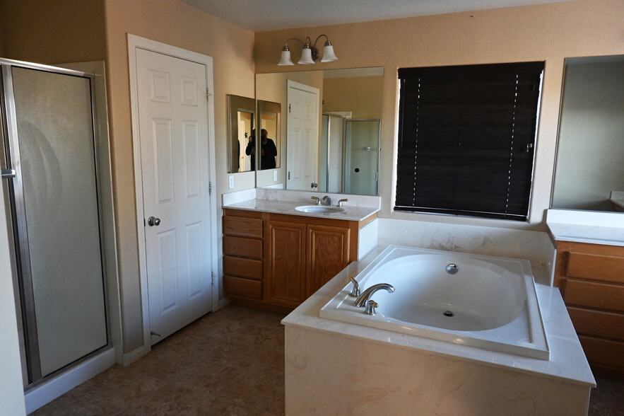 Master Bath with Shower and Tub - 3204 Villa Pisani Ct