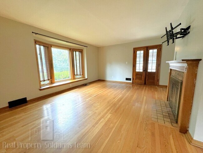 Building Photo - Beautiful home in Clintonville