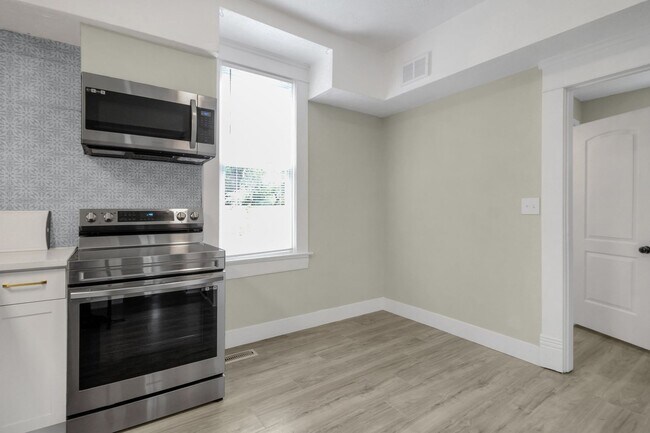 Building Photo - 570 Southwood Ave