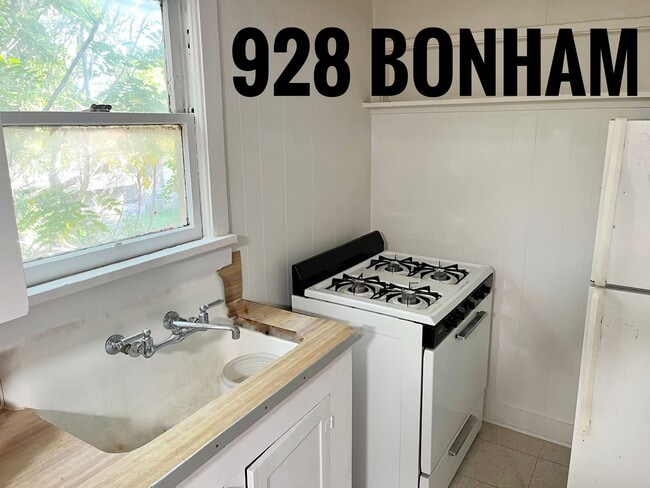 Building Photo - 928 S Bonham above garage apartment 1/2 of...