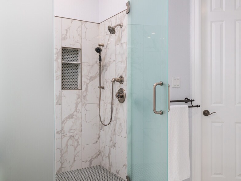 Building Photo - 9805 Big View Dr