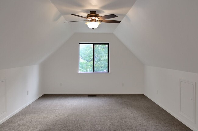 Building Photo - Contemporary duplex with first floor primary