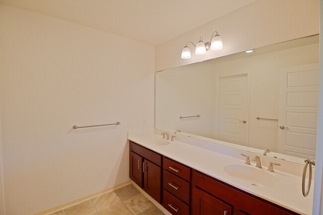 Building Photo - 3BD/2.5BA/Townhome with Private Patio and ...