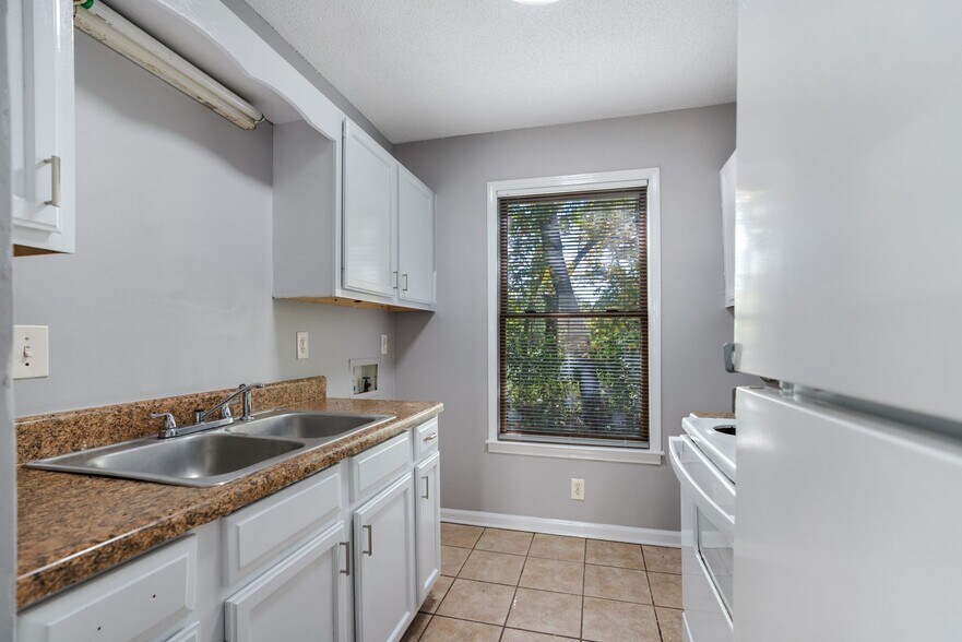 Building Photo - 185 Oak St