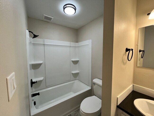 Building Photo - Contemporary 2 Bedroom / 1 Bath in Charmin...