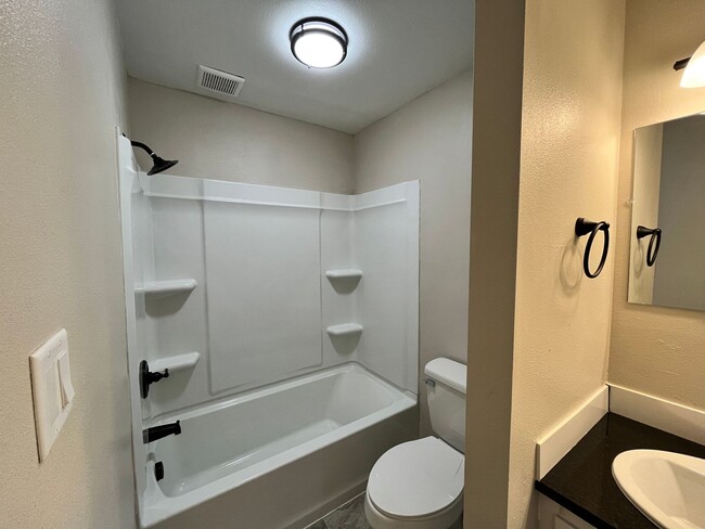 Building Photo - Contemporary 2 Bedroom / 1 Bath in Charming Cliff-Cannon Suburb