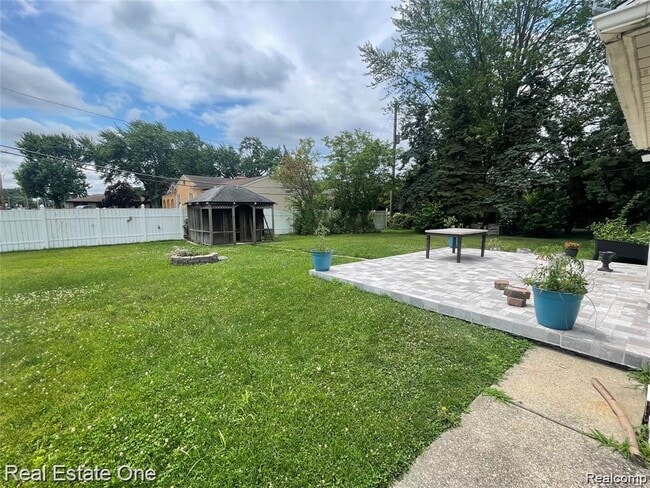 Building Photo - 26211 Simone St