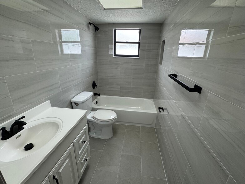 NEW!! Remodeled Guest Bathroom - 3633 Country Club Blvd