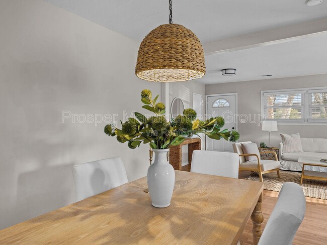 Building Photo - 1214 Hawthorne Cir