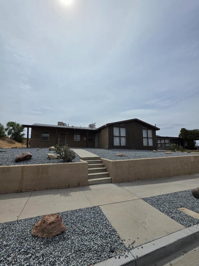 Building Photo - 600 W Buena Vista St