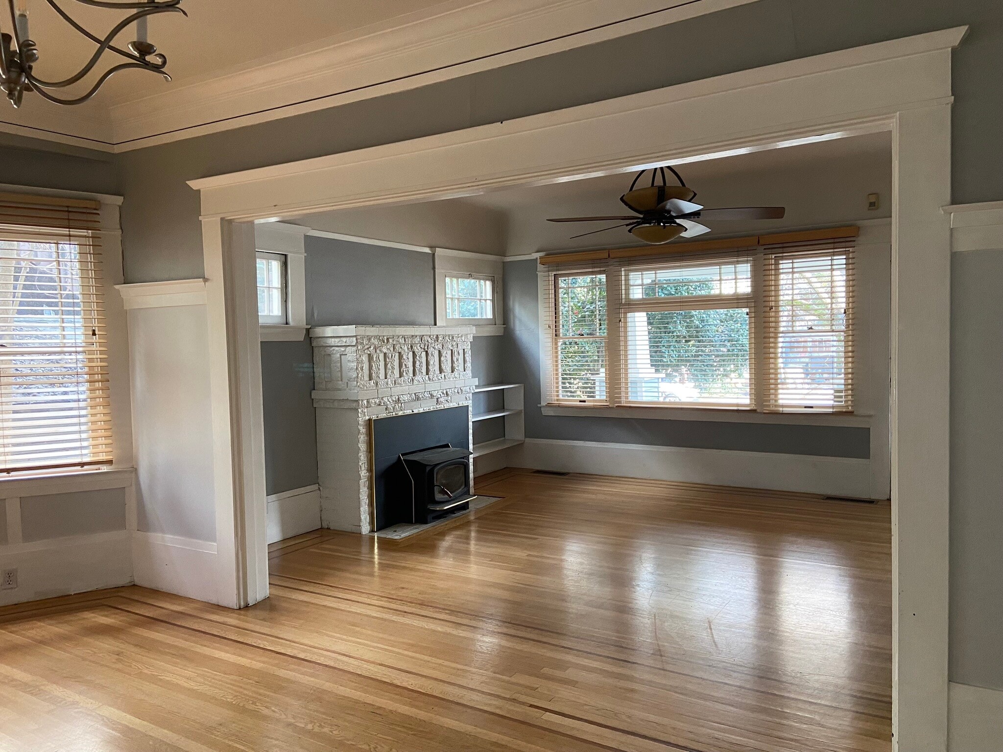 Combined/open living and dining area with fireplace - 1608 22nd St