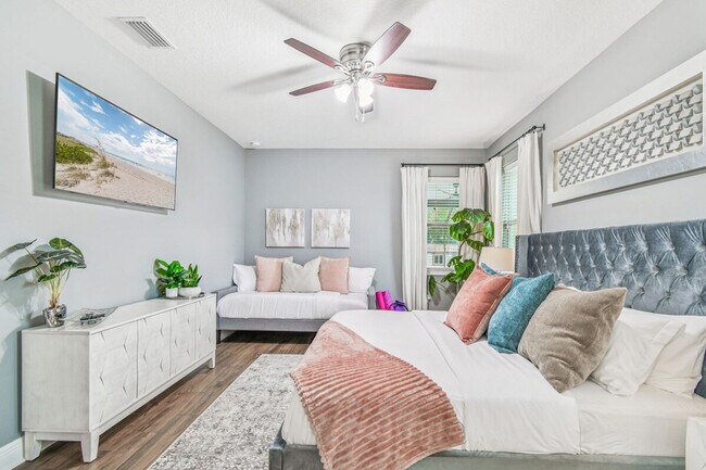 Building Photo - 109 W Hollywood St