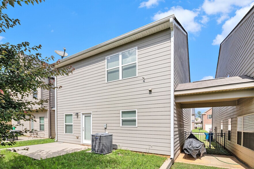 Building Photo - 3135 Hendrick Dr