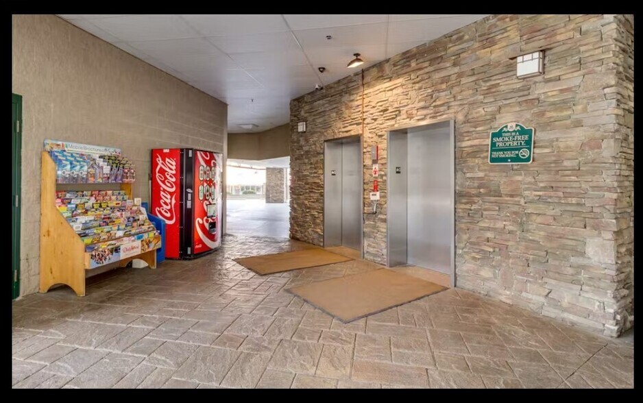 Building Photo - 215 Woliss Ln