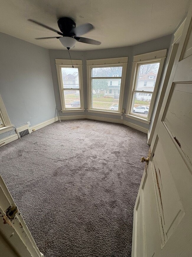 Building Photo - ! 1/2 OFF FIRST MONTHS RENT SPECIAL ! 3 Bedroom 1 Bathroom Townhome