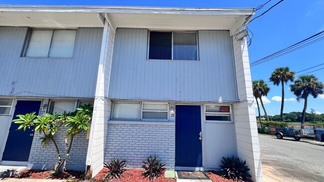 Primary Photo - Lovely 2 Bedroom, 1 Bathroom Home in the G...