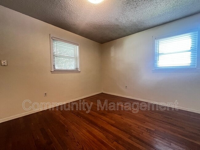 Building Photo - 2415 Rhododendron Ave