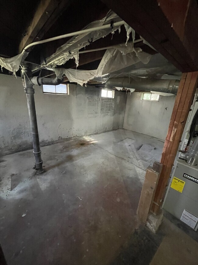 Building Photo - 2 Bedroom, 1 Bathroom with unfinished base...