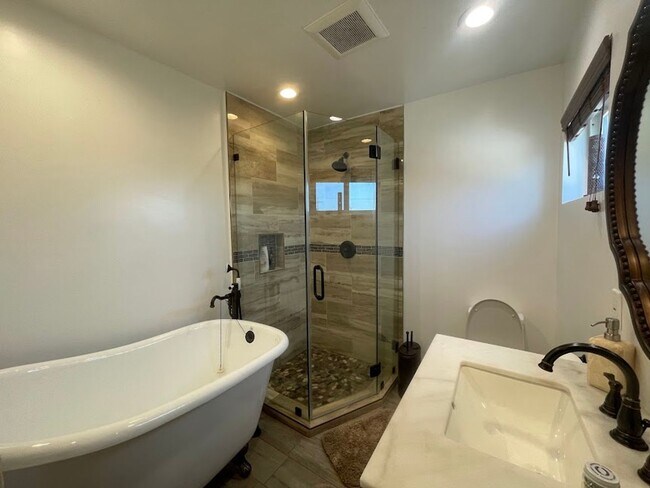 Building Photo - 1813 W Arbutus St