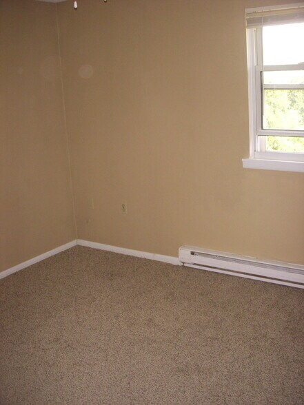 Building Photo - 2104 Emerson Ave