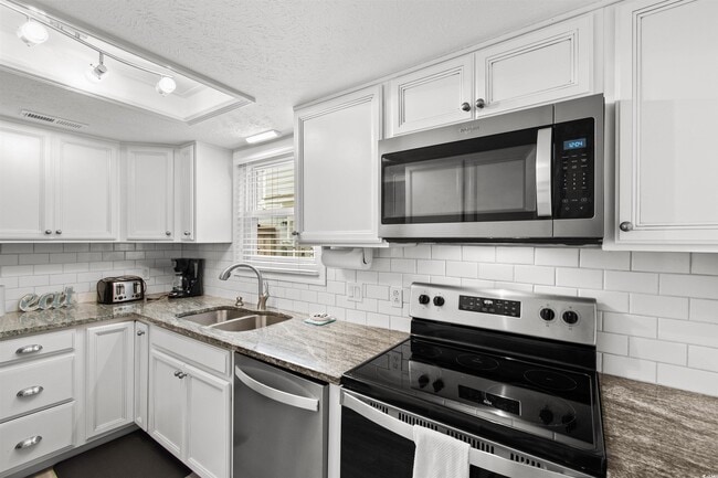 Building Photo - 605B 17th Ave S