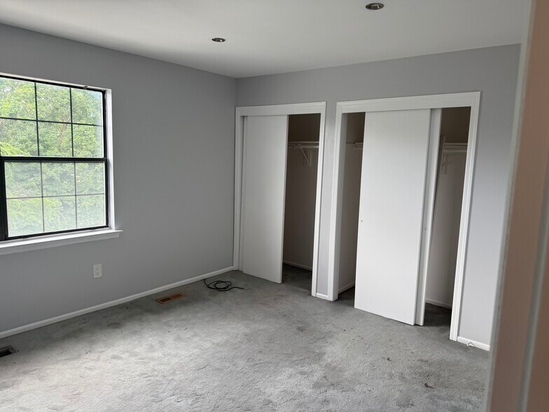 Building Photo - 216 Riva Dr
