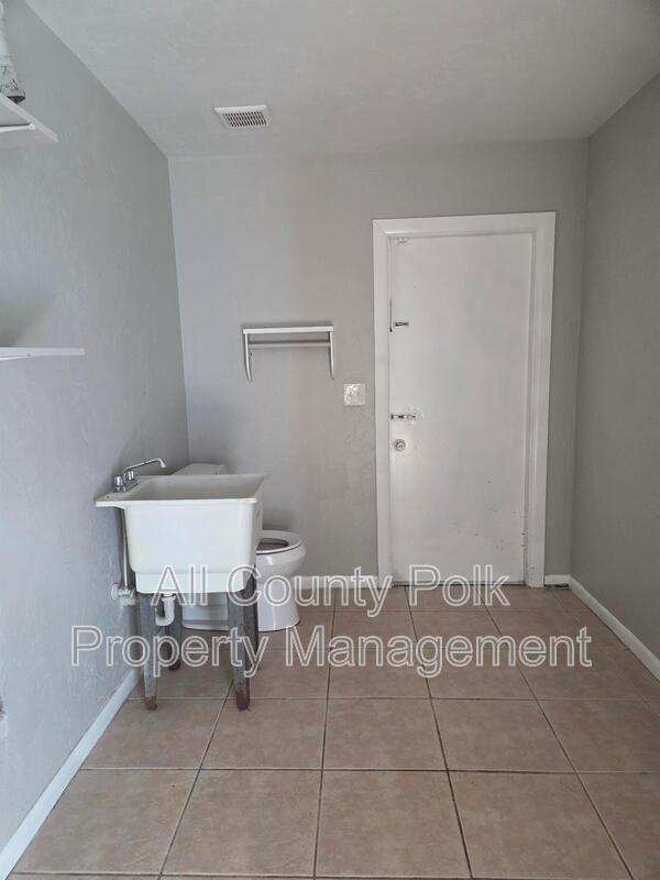 Building Photo - 709 Pineville Ln