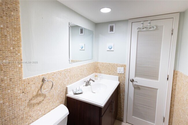 Building Photo - 3901 S Ocean Dr