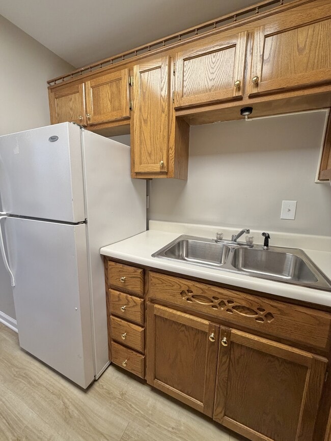 Building Photo - 305 Lake St