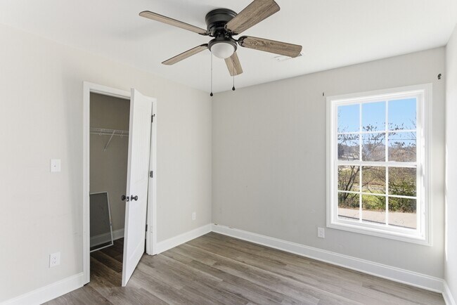 Building Photo - 920 Foch St