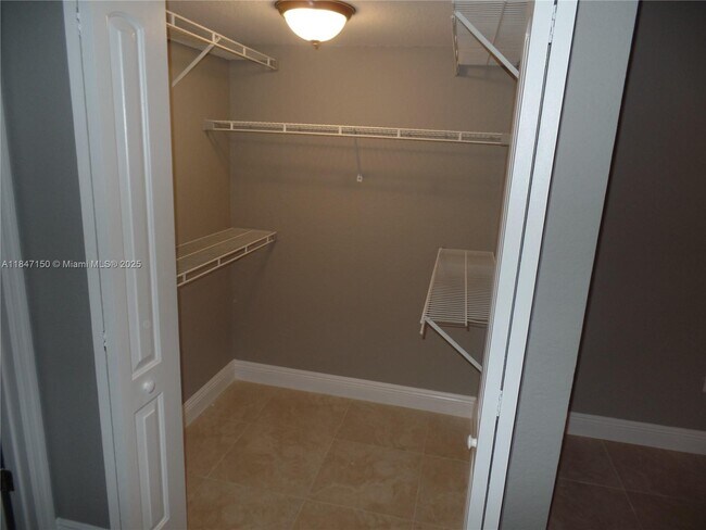 Building Photo - 2810 N Oakland Forest Dr