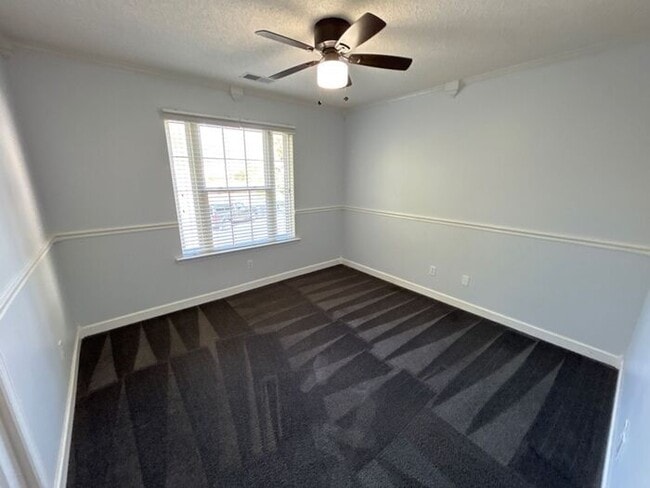 Building Photo - The Oaks on Lake Carolina