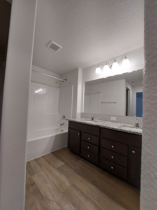 Building Photo - 3 bed 2 bath house