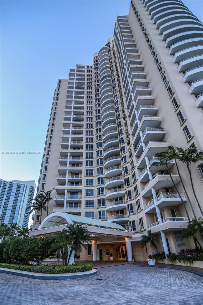 Building Photo - 888 Brickell Key Dr