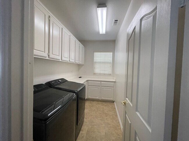 Building Photo - EASTVALE GREAT NEIGHBORHOOD- 4+2.5 EXECUTIVE HOME, QUIET NEIGHBORHOOD - AVAILABLE NOW!!! ONLY 1 G...