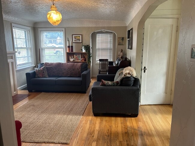 Building Photo - 611 W 32nd St