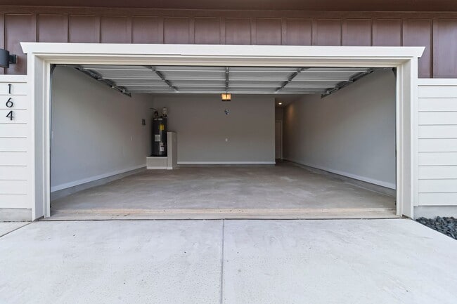 Building Photo - Brand New Amanda Park Townhome | 3 Bed, Private Yard & Modern Finishes