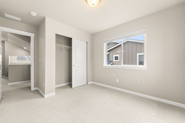 Building Photo - 2122 W Summit Pkwy