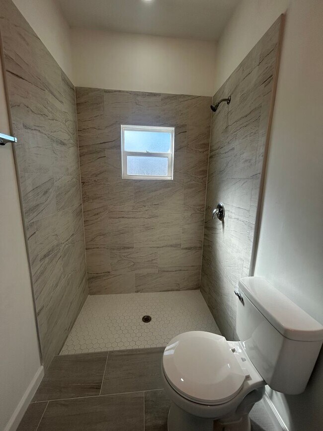 Building Photo - Brand-New Modern 2BR/2BA Home with Garage- In Serene Lake Placid Location