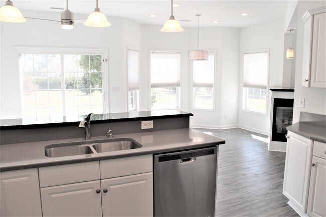 Building Photo - 205 Queenswood Blvd