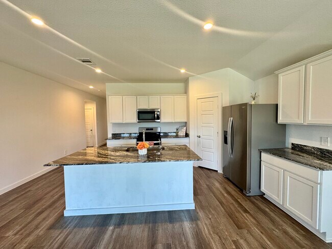 Building Photo - 1102 Rayburn Dr